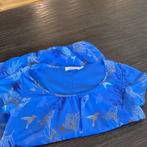 2/$25. Rickis periwinkle blue printed top with polyester lining in size XS. - Picture 5 of 8